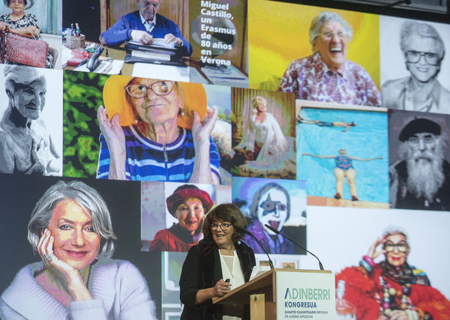 Fotografía de Mayte Sancho durante su exposición en el Congreso Adinberri