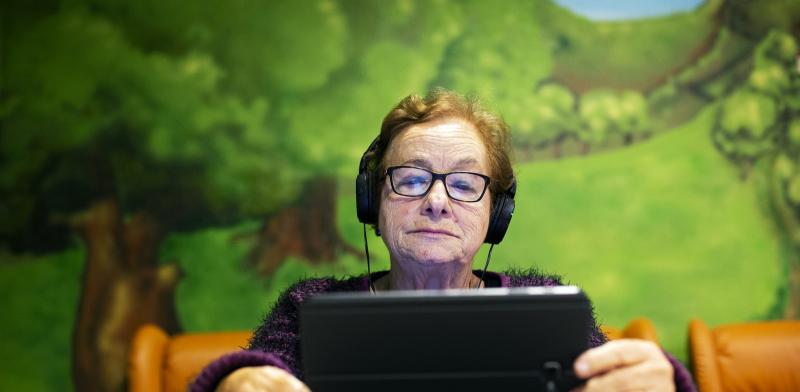 Mujer mayor con una tablet