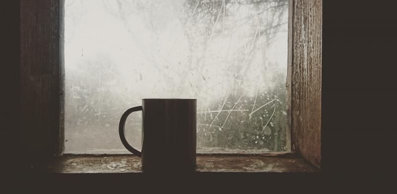 Taza en el alfeizar de una ventana