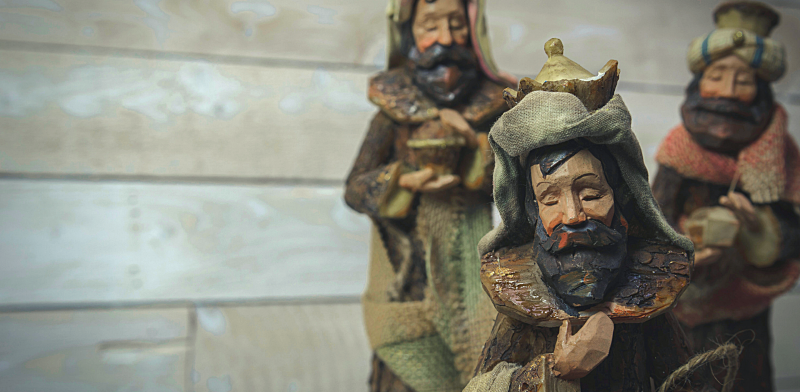 Fotografía a tres figuras de los reyes magos