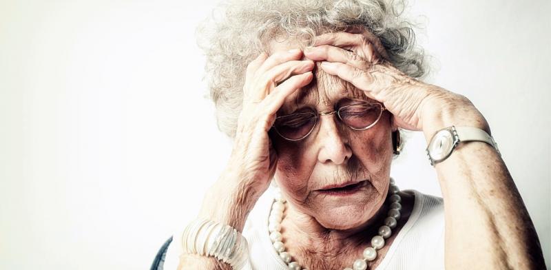 Mujer mayor con un gesto de dolor