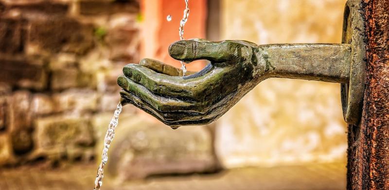 Fuente de la que cae un chorro de agua