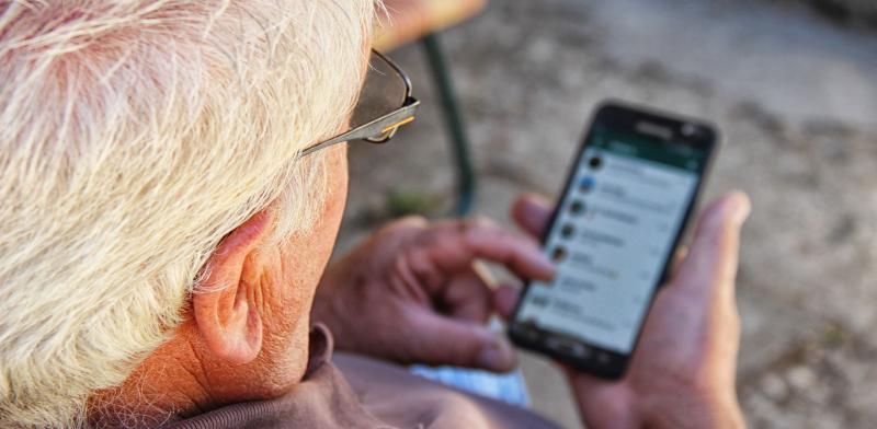 Persona mayor usando el teléfono móvil