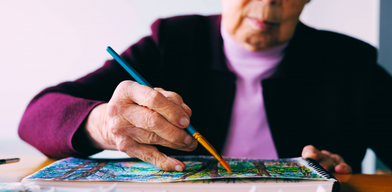 Mujer mayor pintando un cuadro