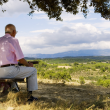 Pareja mayor sentados de espaldas contemplando el paisaje