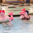 Personas haciendo ejercicio en una piscina cubierta