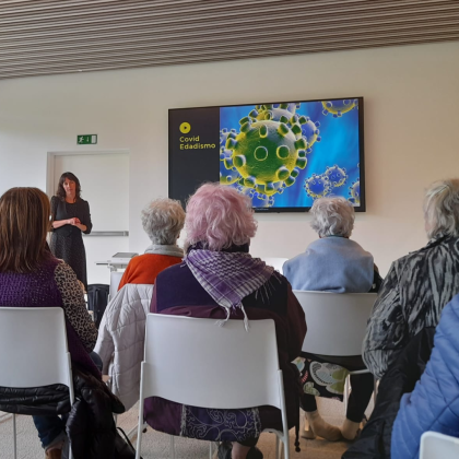 Fotografía de la charla sobre edadismo impartida por Elena del Barrio en Lugaritz