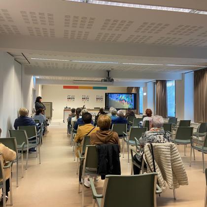 Foto del auditorio de la charla sobre edadismo en Zumárraga