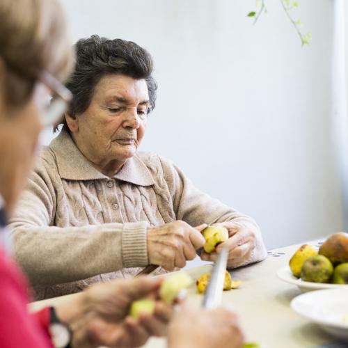 Mujeres pelando manzanas